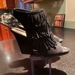Vince Camuto black suede fringe open-toe shoe 3 1/2” heel